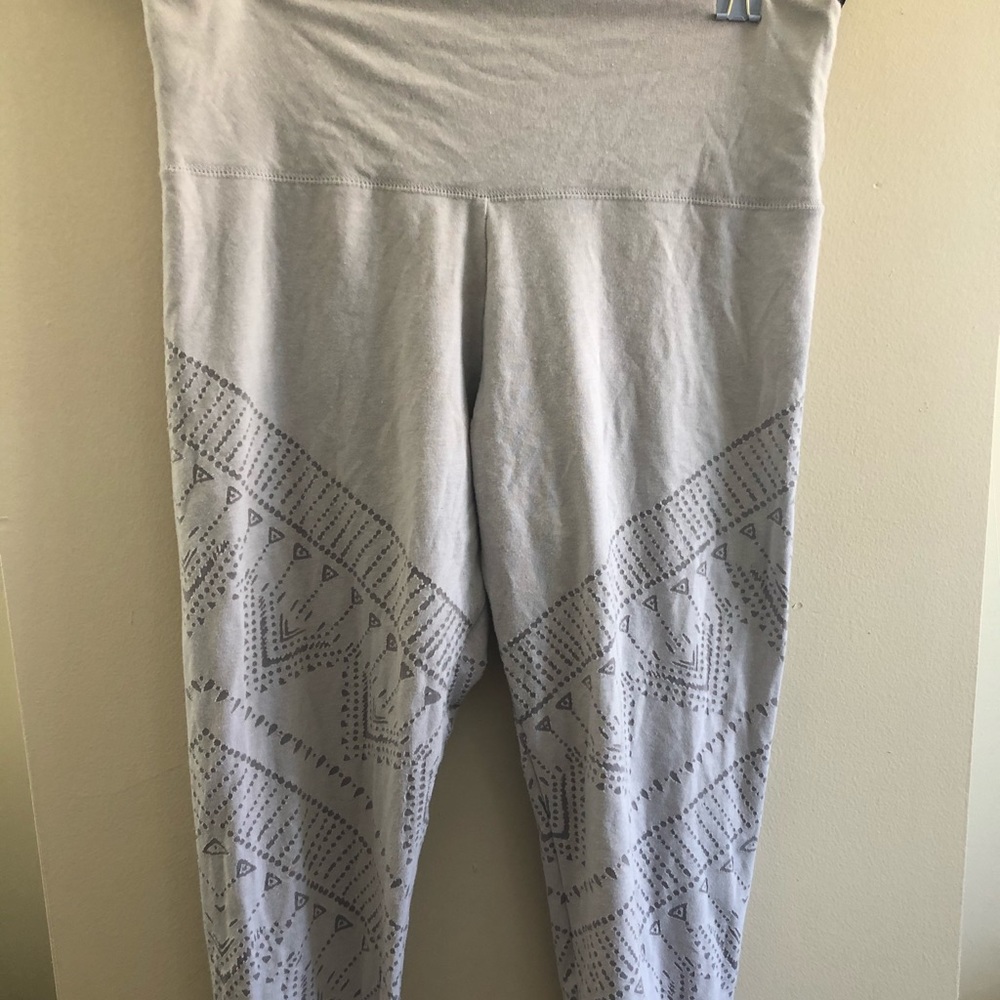 Aerie White/Light Gray Textured Tribal Leggings
